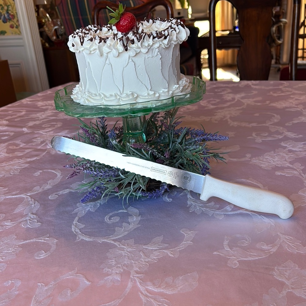 Mundial 10” Serrated Slicer